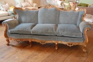 sofa w stylu francuskim z niebieską tapicerką